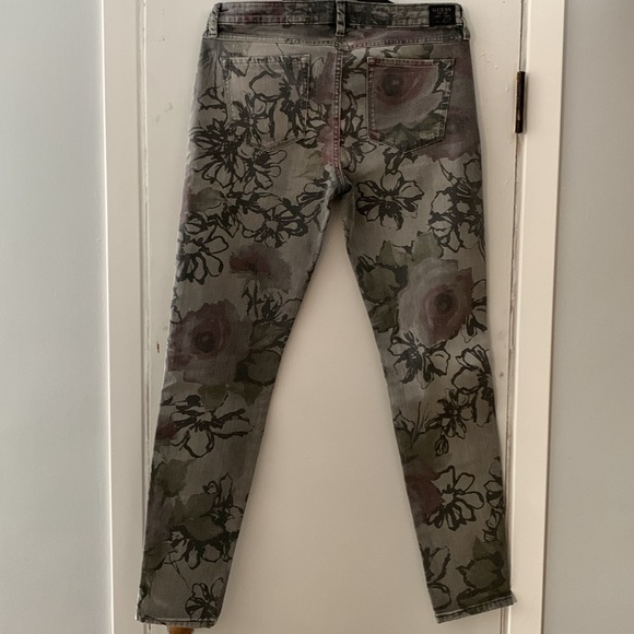 Brittney Skinny jeans by Guess. - Picture 8 of 11